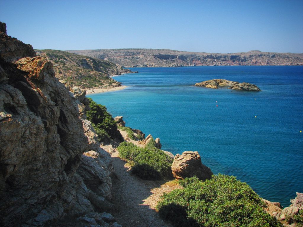 Camino de costa junto al mar